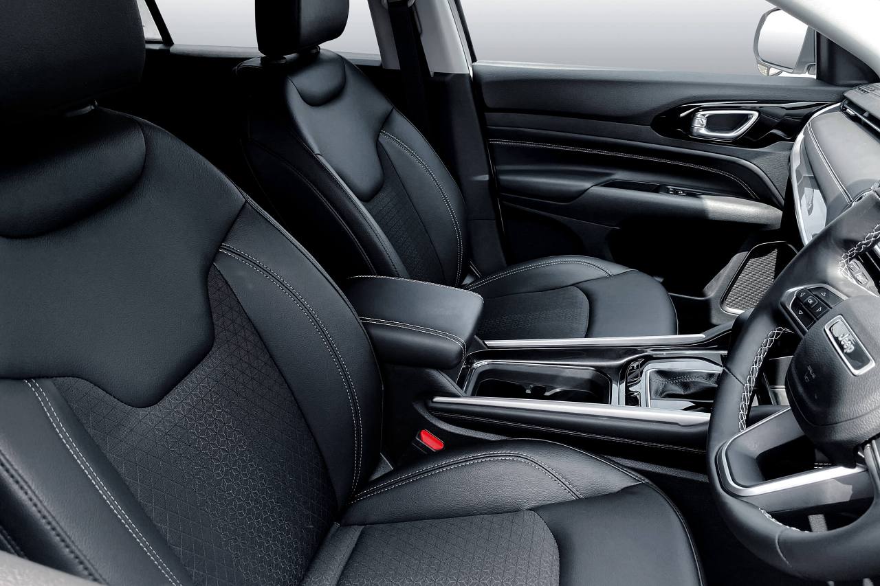 新世代コマンダーに初めて設定された今回の限定車は、プレミアムファブリックのインテリアに加えて前輪駆動方式を採用する