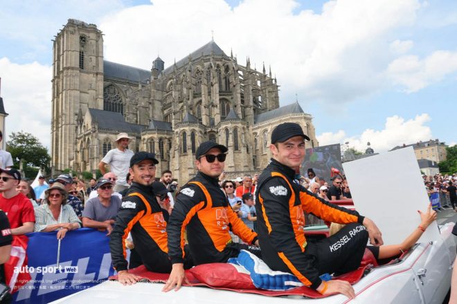 ケッセル・レーシング74号車の（左から）横溝直輝／辻子依旦／ケイ・コッツォリーノ