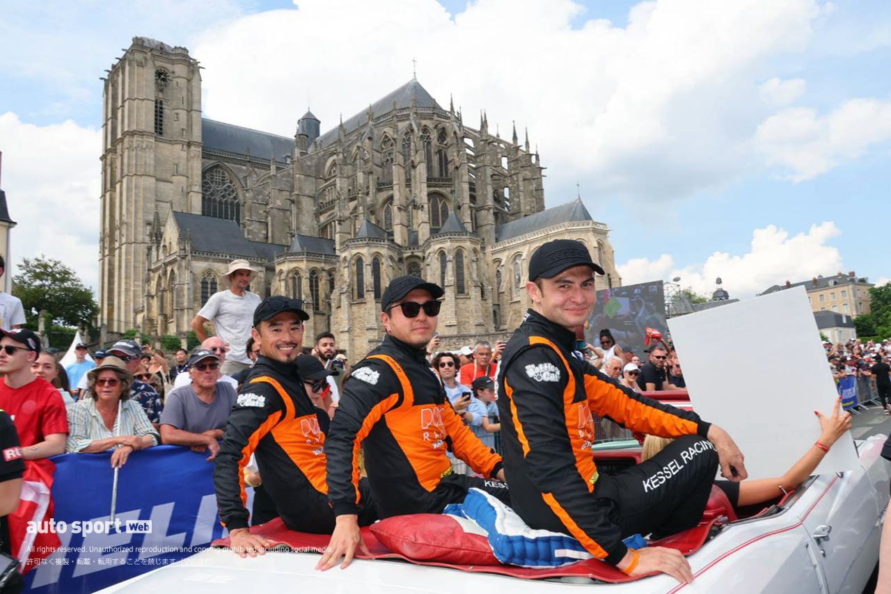 ケッセル・レーシング74号車の（左から）横溝直輝／辻子依旦／ケイ・コッツォリーノ