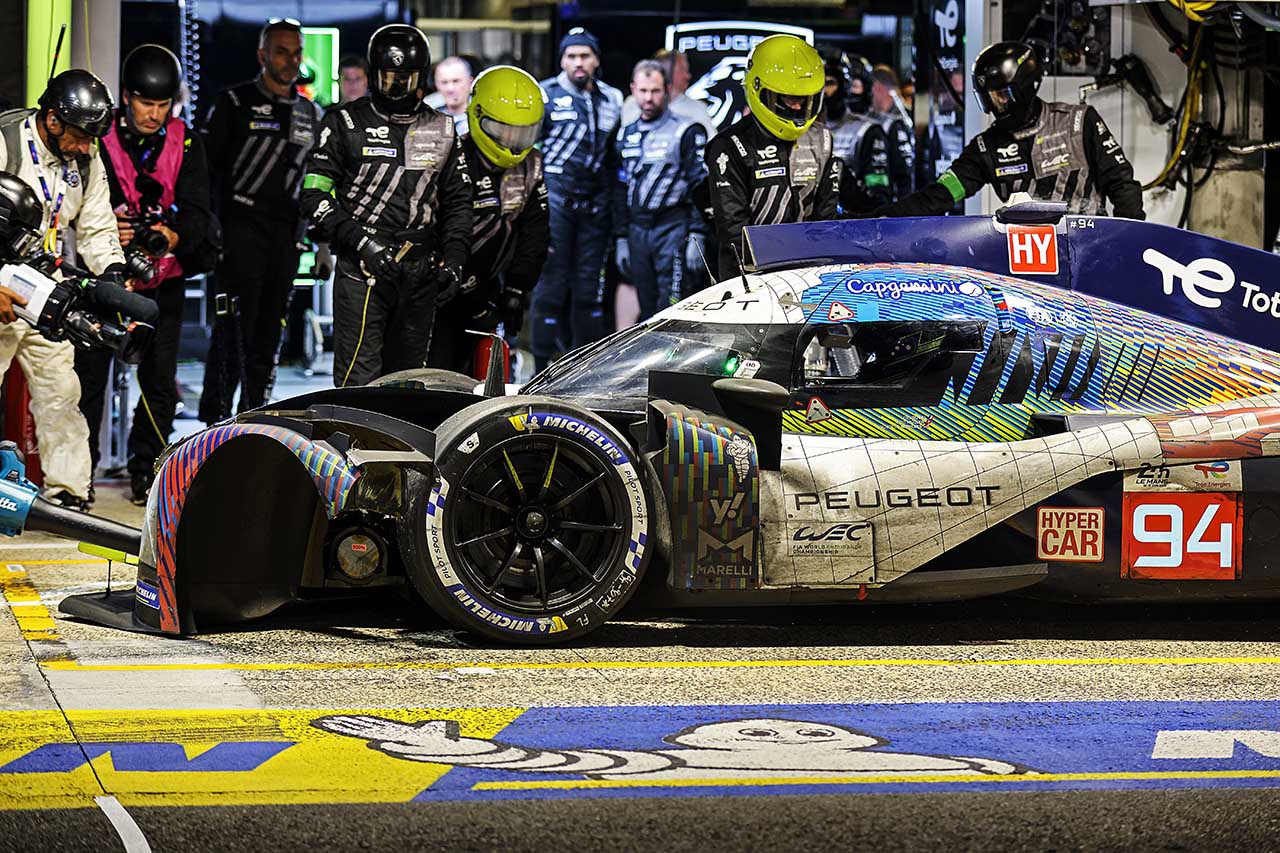 3番手走行中にクラッシュを喫した94号車プジョー9X8（プジョー・トタルエナジーズ）　2023年WEC第4戦ル・マン24時間レース