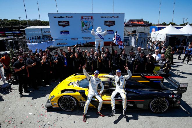 2023年IMSA第4戦ラグナ・セカで優勝したキャデラック・レーシングの01号車キャデラックVシリーズ.R（セバスチャン・ブルデー／レンガー・バン・デル・ザンデ組）