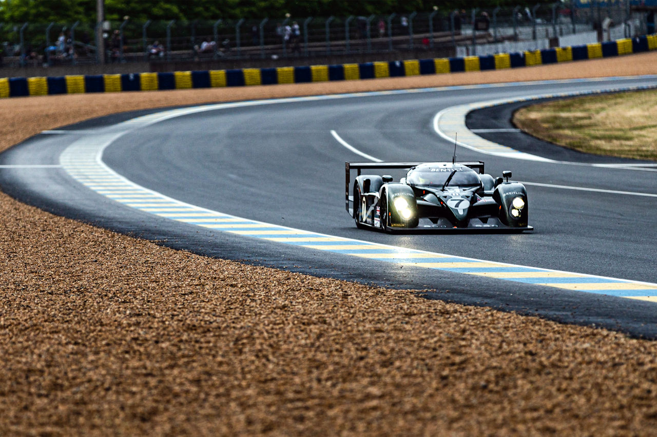 ガイ・スミスのドライブでル・マン24時間サーキット（サルト・サーキット）を走行するベントレー・スピード8