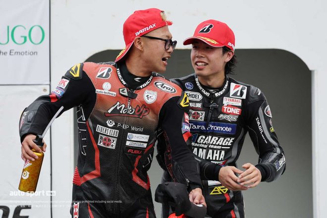 Race2は赤旗終了で不完全年燃焼。「俺が1番」と1位表彰台へ登り、笑いをとる羽田太河選手（左）と優勝した西村硝選手（右）