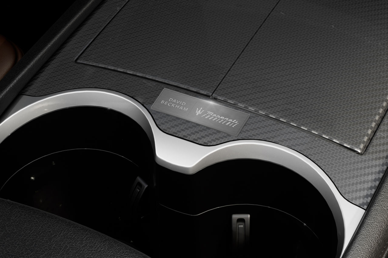 マセラティとベッカム氏のコラボレーションを祝したスペシャル・メタルプレート
