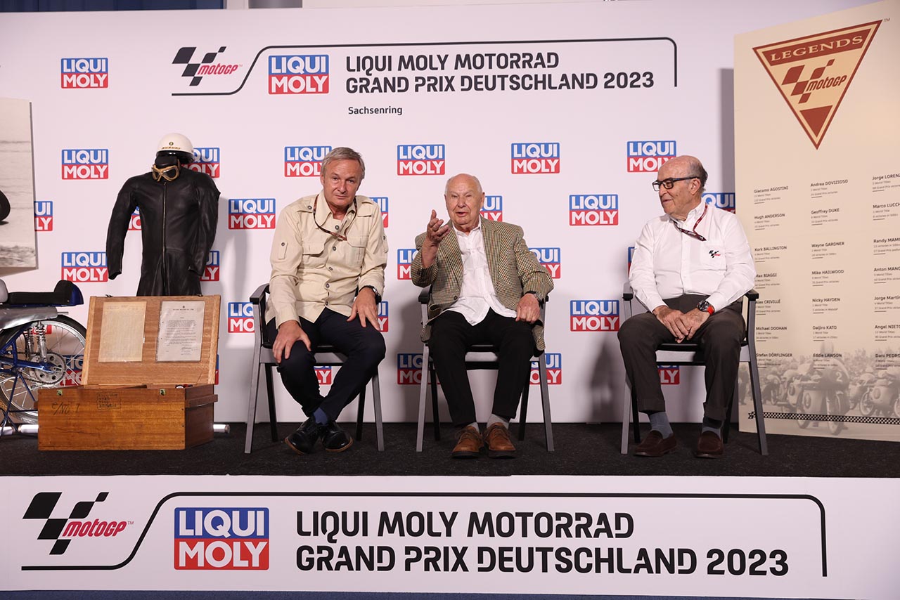 ハンス＝ゲオルグ・アンシャイトのMotoGP殿堂入りを果たす授賞式の様子／2023MotoGP第7戦ドイツGP