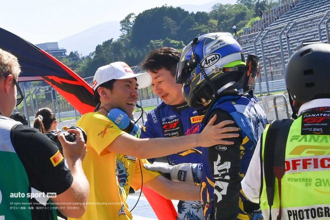 2023GTワールドチャレンジ・アジア第3戦富士　総合優勝を喜ぶ笹原右京監督／武井真司／飯田章（ビンゴ・レーシング）