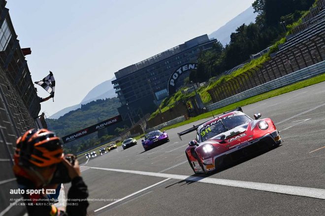 2023GTワールドチャレンジ・アジア第3戦富士　2位チェッカーを受ける911号車ポルシェ911 GT3 R