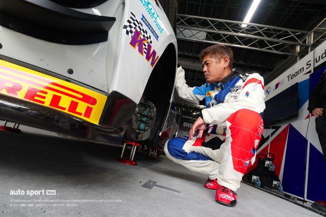 2023GTWCアジア第3戦富士　BMW M4 GT4をチェックする織戸学