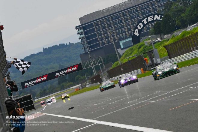 2023GTワールドチャレンジ・アジア第4戦富士　トップチェッカーを受けるDステーション・レーシングの47号車アストンマーティン・バンテージAMR GT3