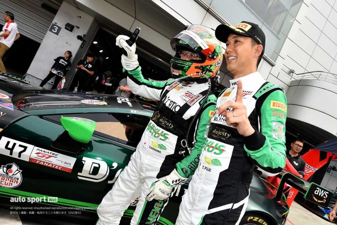 2023GTワールドチャレンジ・アジア第4戦富士　優勝を喜ぶ星野敏と藤井誠暢（Dステーション・レーシング）