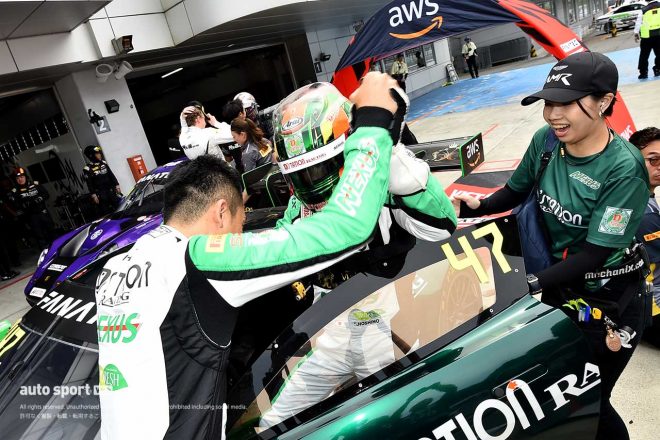 2023GTワールドチャレンジ・アジア第4戦富士　優勝を喜ぶ藤井誠暢と星野敏（Dステーション・レーシング）