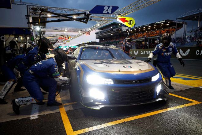 タイヤ交換時はエアジャッキでなく、NASCAR式のいわゆる“人力ジャッキ”で左右別々に作業する