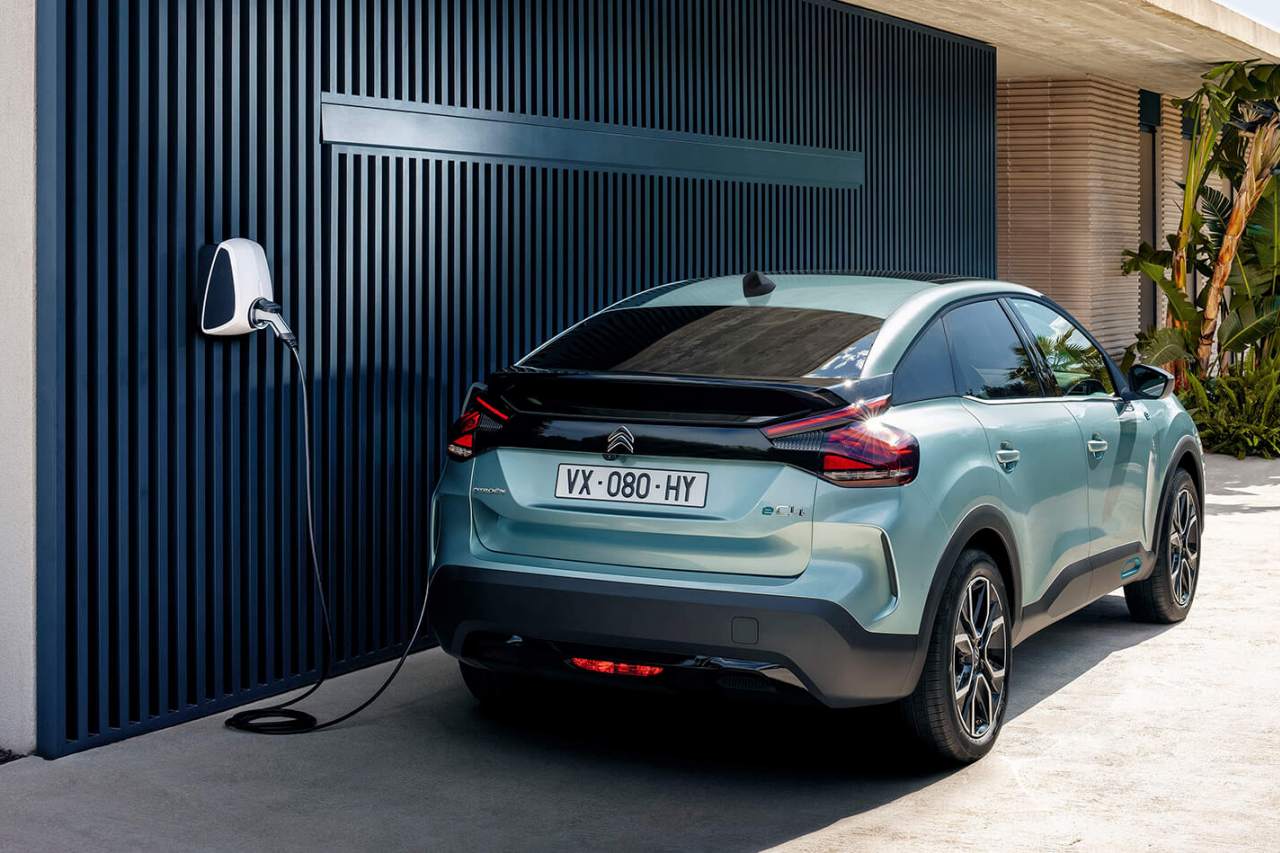 今回の仕様変更では、コネクテッド機能を備えた最新のインフォテイメントシステム"CITROËN MY DRIVE PLUS"を採用した