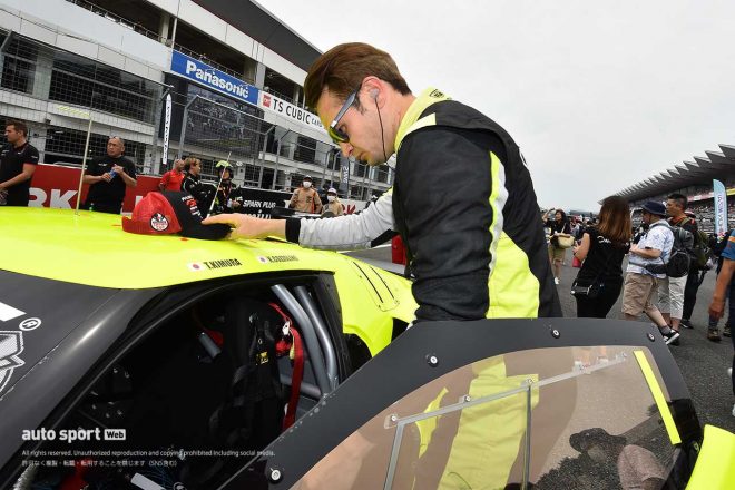 2023GTWCアジア第4戦富士　グリッドでマシンに乗る準備を行うケイ・コッツォリーノ（カーガイ・レーシング）