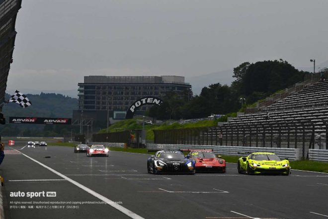 2023GTWCアジア第4戦富士　3号車、911号車と3台横並びでチェッカーを受けるカーガイ・レーシングのフェラーリ296 GT3（木村武史／ケイ・コッツォリーノ）