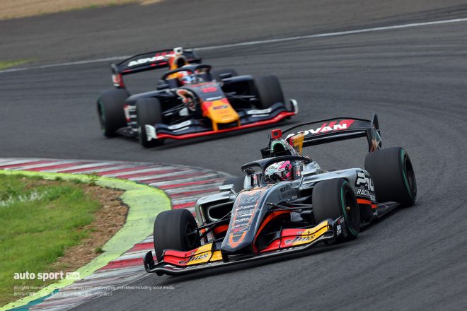 ローソンはピットインまで、坪井の後方を走行することになった