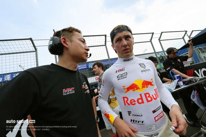 スターティンググリッドでのローソンと小池エンジニア