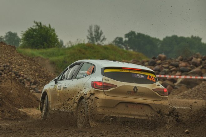 山本雄紀/ミイカ・テイスコネン組(ルノー・クリオ・ラリー4)