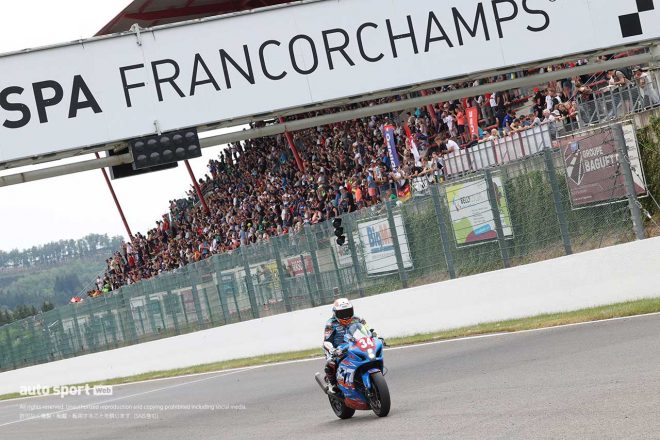 チェッカーを受けた石塚健（JMA RACING ACTIONBIKE）／2023EWC第2戦スパ24時間 決勝