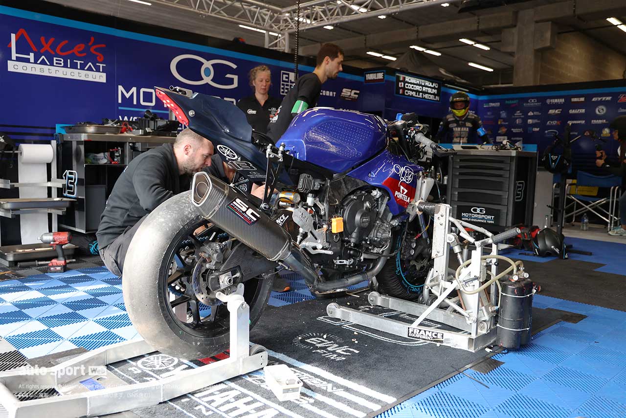 マシンの修復をするOG MOTORSPORT WORLD ENDURANCE TEAM／2023EWC第2戦スパ24時間 決勝