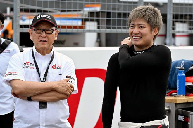 2023スーパーフォーミュラ第5戦SUGO　談笑する大嶋和也と豊田章男チームオーナー