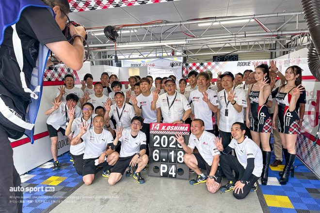 2023スーパーフォーミュラ第5戦SUGO　レース後、4位を喜び記念撮影を行うdocomo business ROOKIE