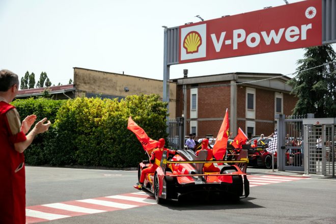 凱旋パレードに出発する2台のフェラーリ499P（フェラーリAFコルセ）