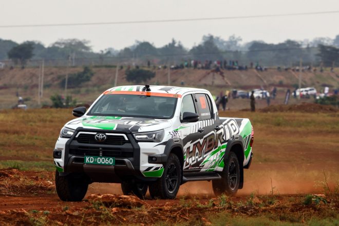 カサラニでは競技開始前にコンセプトカー『トヨタ・ハイラックスMHEV』のデモランが2回行われた。ドライブを担当したのは、元WRCチャンピオンでサファリ・ラリー通算3勝のレジェンド、ユハ・カンクネンだ。