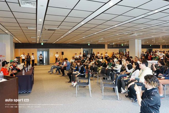 公開記者会見はファンを交えて行われ、会見場には多くの人が集まった