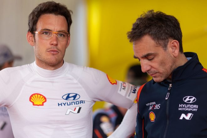 ティエリー・ヌービル（左）とヒョンデ・モータースポーツのシリル・アビテブール代表（右）　2023年WRC第7戦サファリ・ラリー・ケニア