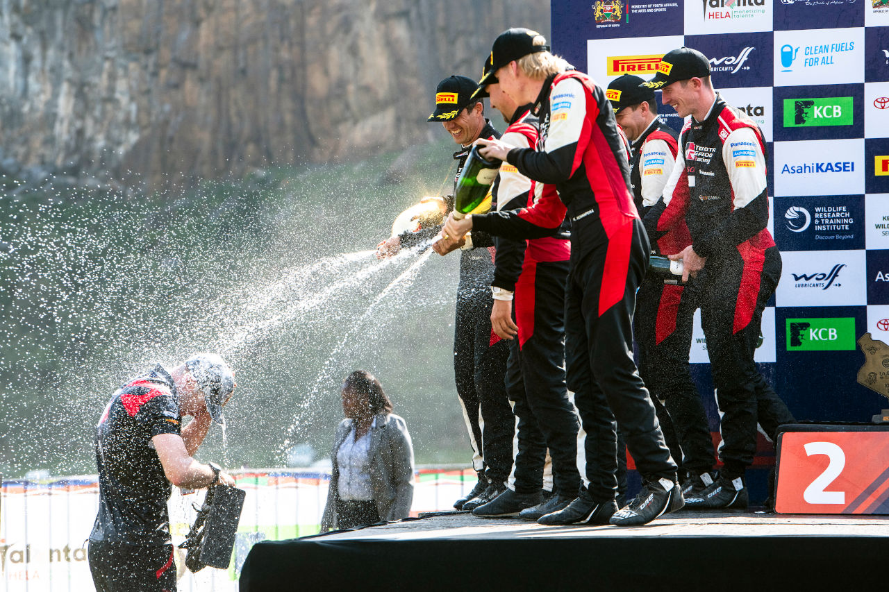 TGR-WRTドライバーたちからシャンパンの“集中砲火”を受けるヤリ-マティ・ラトバラ代表　2023年WRC第7戦サファリ・ラリー・ケニア
