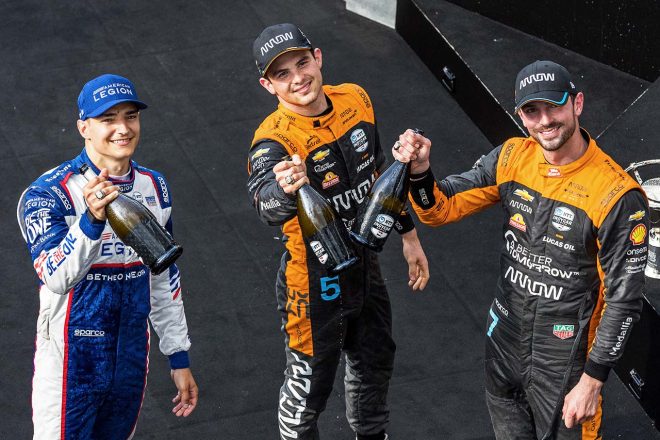 NTTインディカー・シリーズ第5戦GMRグランプリ　表彰台に立った（左から）アレックス・パロウ、パト・オワード、アレクサンダー・ロッシ