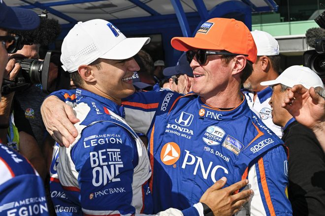 第107回インディアナポリス500マイルレース　肩を取り合うアレックス・パロウとスコット・ディクソン