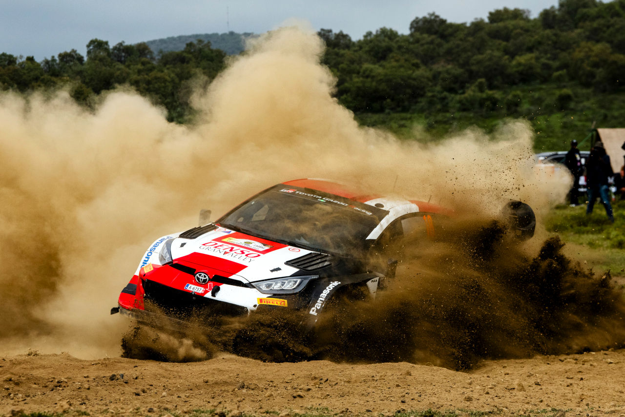 勝田貴元は2年前の教訓から、リップスポイラーをなるべく砂に潜らせないようにドライブしていたという。