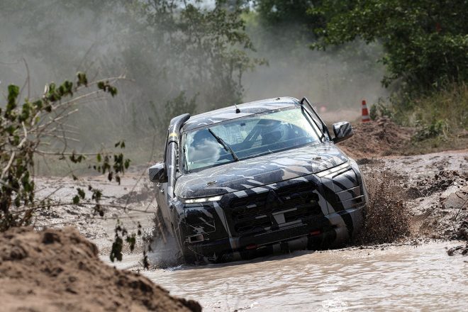 耐久テストでそれぞれ約800kmを走行した新型ミツビシ・トライトンの改造クロスカントリー車両（T1仕様）