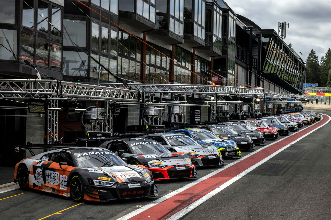オールージュ側のピットに集められたアウディ勢　2023スパ24時間