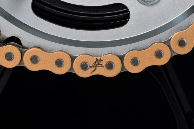 チェーンアジャスターはゴールドアルマイト加工。ドライブチェーンには、「隼」ロゴを刻印。