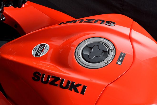 燃料タンクには、25周年記念のポッテイングタイプエンブレムを装着。また、SUZUKIロゴは厚みのあるデカールを採用。