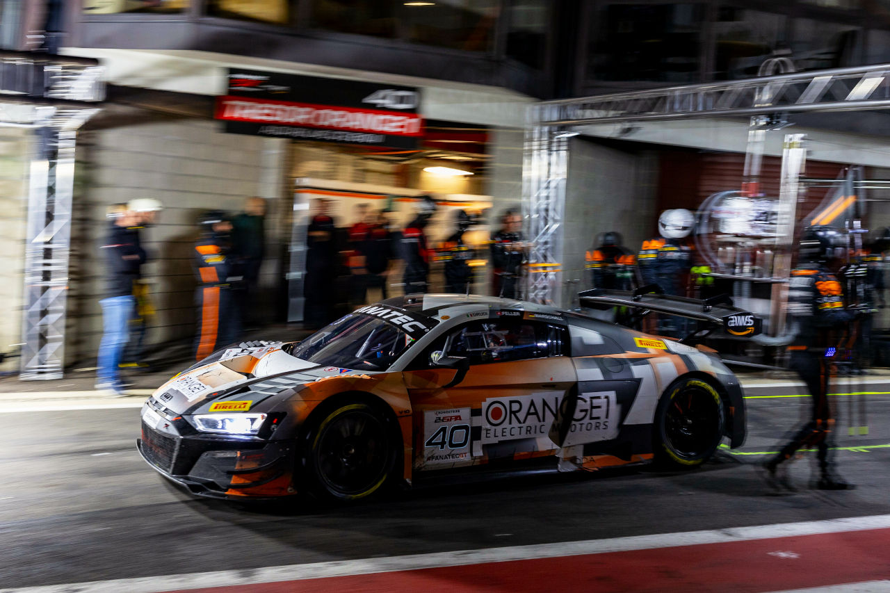 レース折り返し時点で総合首位に立っている40号車アウディR8 LMSエボII（トレゾア・オレンジ1）