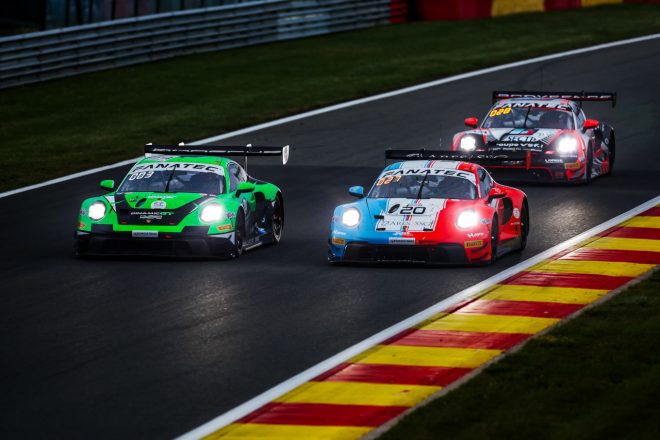 ブロンズカップでポール・トゥ・ウインを達成した20号車ポルシェ911 GT3 R(右:フーバー・モータースポーツ)と一時総合トップを走った54号車ポルシェ911 GT3 R(左:ダイナミック・モータースポーツ) 2023スパ24時間