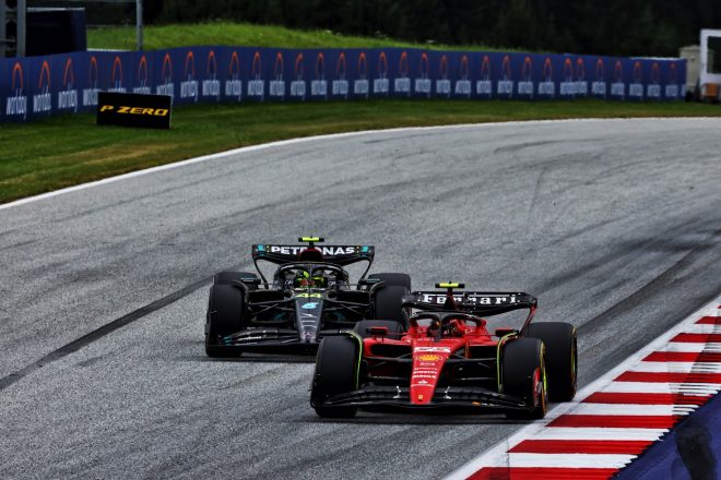 2023年F1第10戦オーストリアGP　カルロス・サインツ（フェラーリ）とルイス・ハミルトン（メルセデス）