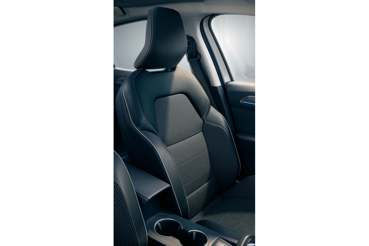 ルノー・アルカナ アントラクトE-TECH FULL HYBRID”のインテリア（レザー調×ファブリックコンビシート）