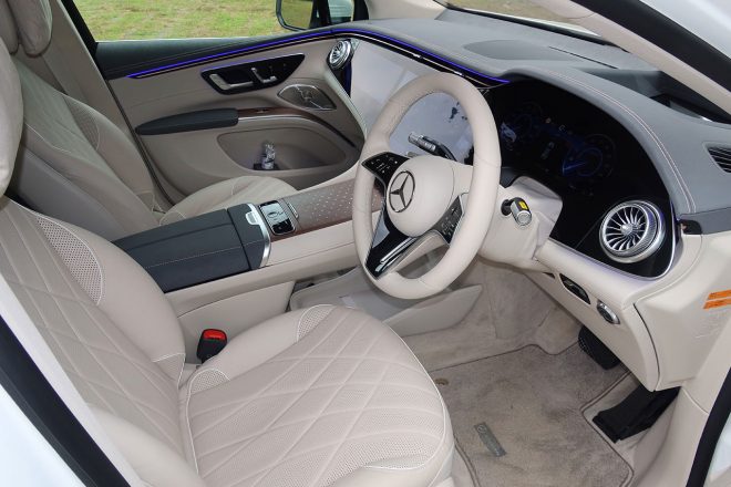 日本仕様のハンドル位置は右ハンドル。