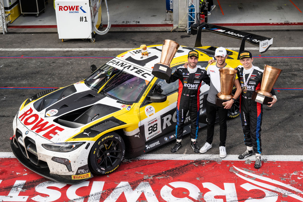 優勝した98号車BMW M4 GT3と（左から）フィリップ・エング、マルコ・ウィットマン、ニック・イェロリー　2023スパ24時間