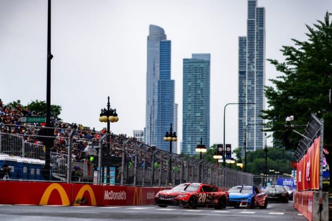 クリストファー・ベル（ジョー・ギブス・レーシング／トヨタ・カムリ）が今季初のステージ勝利から連続で勝利ポイントを奪う