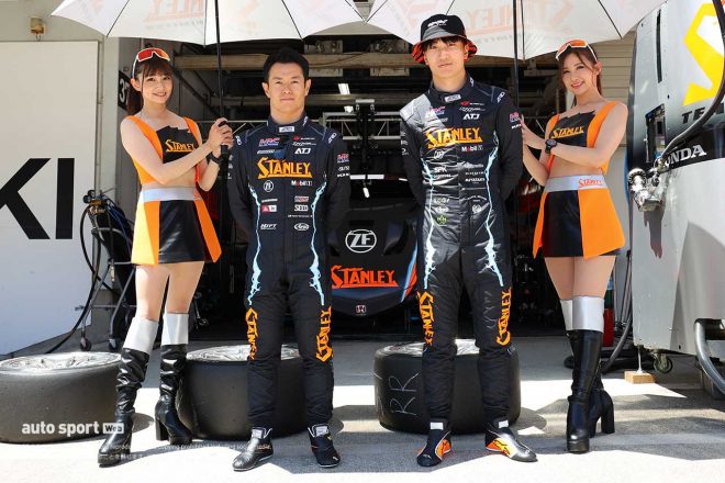 2023スーパーGT第3戦鈴鹿　STANLEY NSX-GTを駆る山本尚貴（中央左）と牧野任祐（中央右）、STANLEYレースクイーンの仲美由紀さん（左）と廣川エレナさん（右）