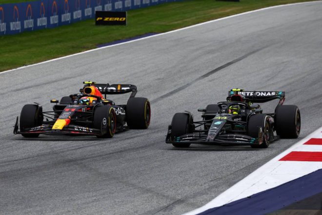 2023年F1第10戦オーストリアGP　セルジオ・ペレス（レッドブル）とルイス・ハミルトン（メルセデス）のバトル
