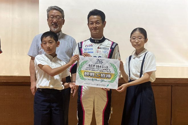 山本から生徒代表へ招待券が渡された贈呈式の様子