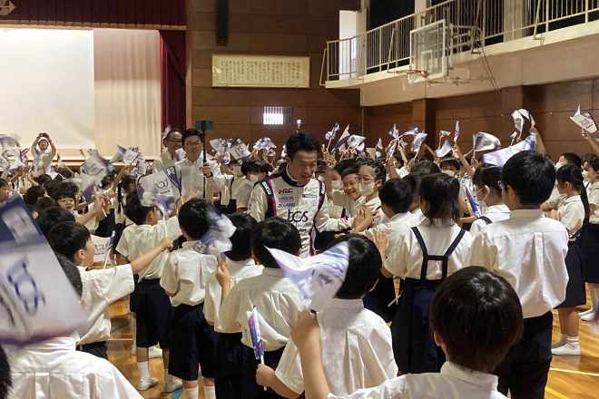 講演を終え体育館をあとにする山本尚貴（TCS NAKAJIMA RACING）