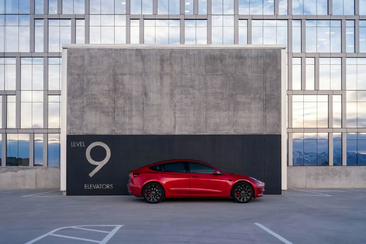 パフォーマンスと効率性を兼ね備えるテスラ・モデル3